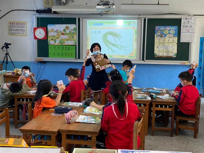 桃园市中坜国小2年2班老师叶美伶，正以客语教导学生认识青菜。（桃园市政府教育局提供／陈梦茹桃园传真）