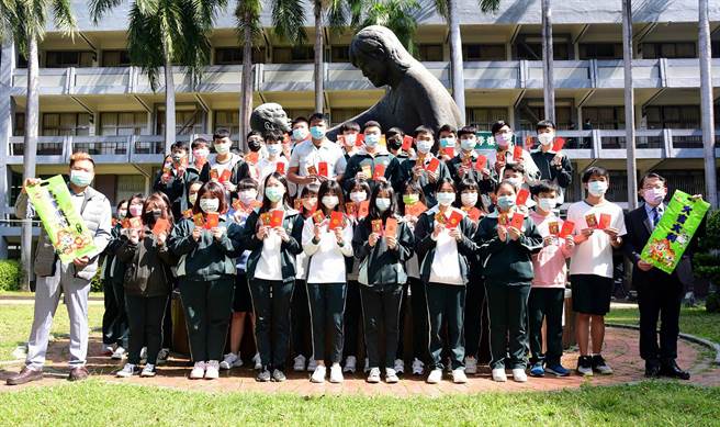 開學第一天，僑泰高中發紅包給學生，代領紅包的各班代表與校長溫順德（右1）、家長會長賴富源（左1）祝大家大吉大利、萬事順利。（僑泰高中提供／黃國峰台中傳真）