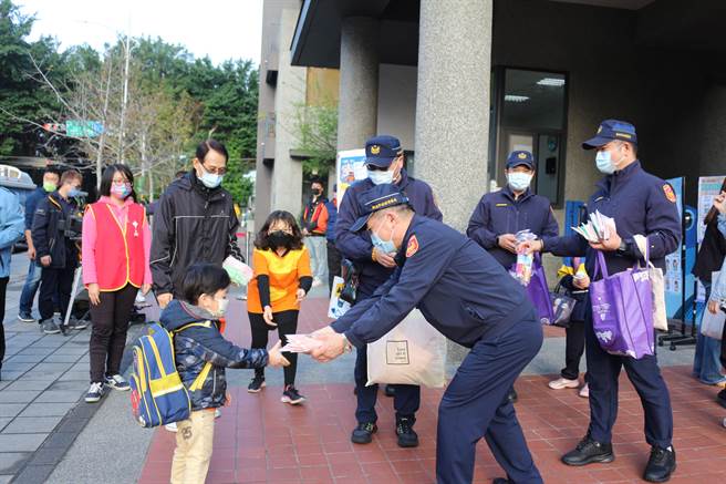 新北市開學首日，板橋警分局針對轄內10所國民小學於上、放學時段執行護童勤務。（板橋警分局提供）