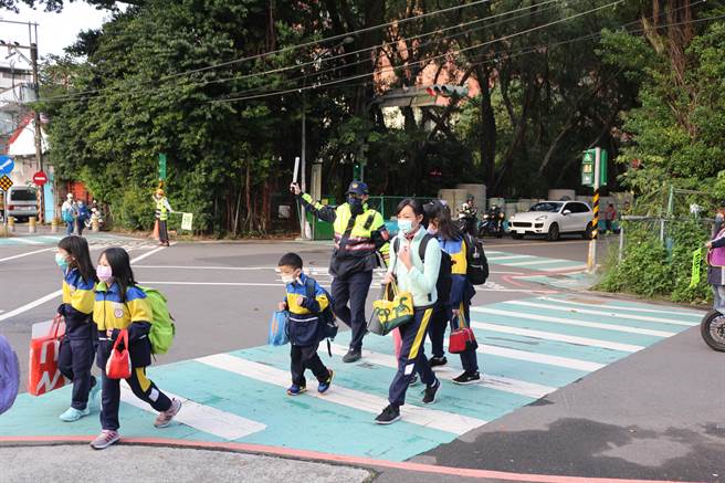 新北市開學首日，板橋警分局針對轄內10所國民小學於上、放學時段執行護童勤務。（板橋警分局提供）