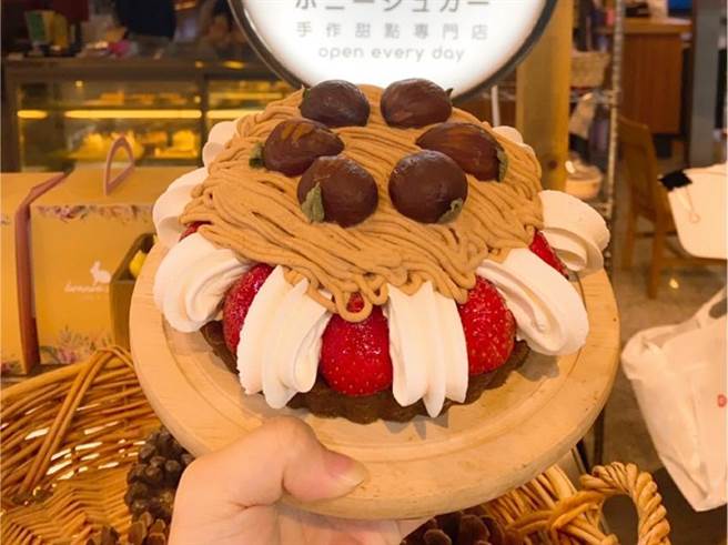 （Global Mall新左营车站推出栗子草莓蒙布朗派蛋糕。图／环球购物中心提供）