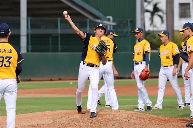 中職薪資仲裁截止日到11日，今年確定沒有球員提出申請。圖為中信兄弟投手官大元投入春訓。（資料照，黃世麒攝）