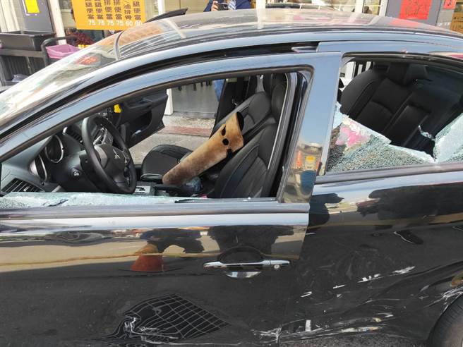 廖嫌驾驶黑色自小客，被张男等三人驾驶的灰车自小客追撞，并遭三人持棍猛砸。（民眾提供／冯惠宜台中传真）