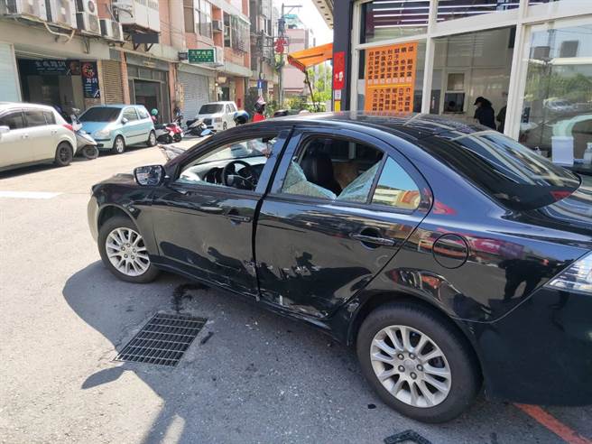 廖嫌驾驶黑色自小客，被张男等三人驾驶的灰车自小客追撞，并遭三人持棍猛砸。（民眾提供／冯惠宜台中传真）