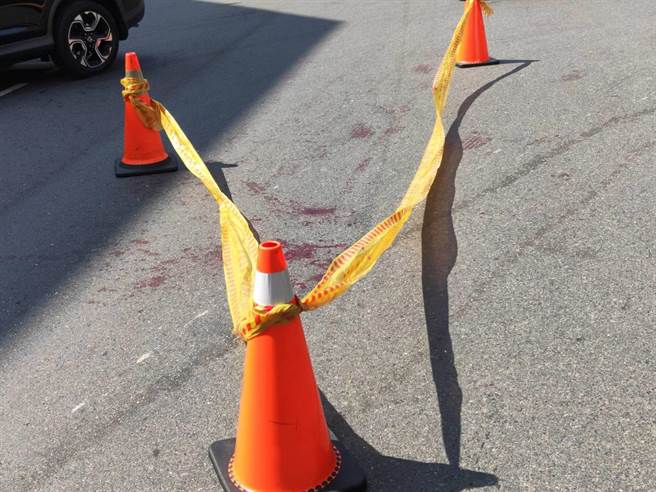 太平中山路惊传因一万元债务爆发行车追撞、街头砍人事件，警方获报封锁现场，现场血迹斑斑。（民眾提供／冯惠宜台中传真）