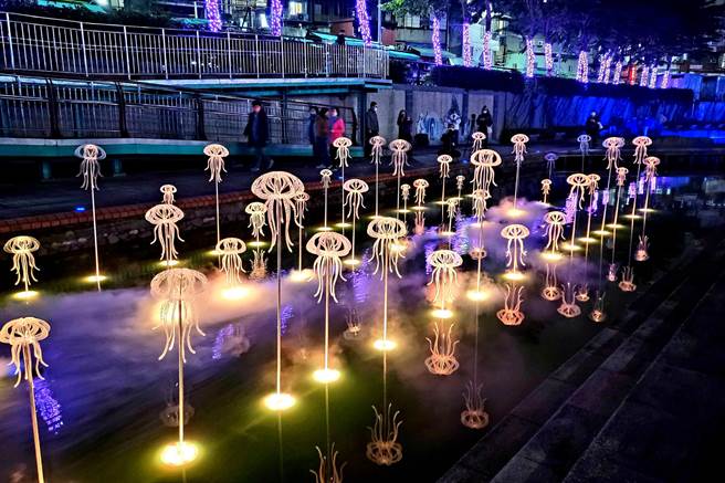 新北市新庄区「鲸彩中港光雕秀」区分为12个展区，将展至3月18日，欢迎民眾一起来感受海底世界的奇幻奥秘。（新北市水利局提供／叶书宏新北传真）