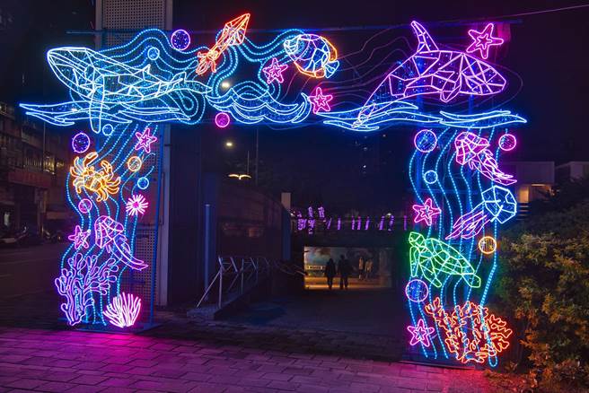 新北市新庄区「鲸彩中港光雕秀」区分为12个展区，将展至3月18日，欢迎民眾一起来感受海底世界的奇幻奥秘。（新北市水利局提供／叶书宏新北传真）