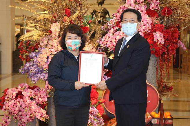 嘉义市耐斯王子大饭店获「银级环保标章旅馆认证」，11日市长黄敏惠（左）亲自颁赠奖牌给耐斯王子大饭店营运长王俊典（右）。（吕妍庭摄）