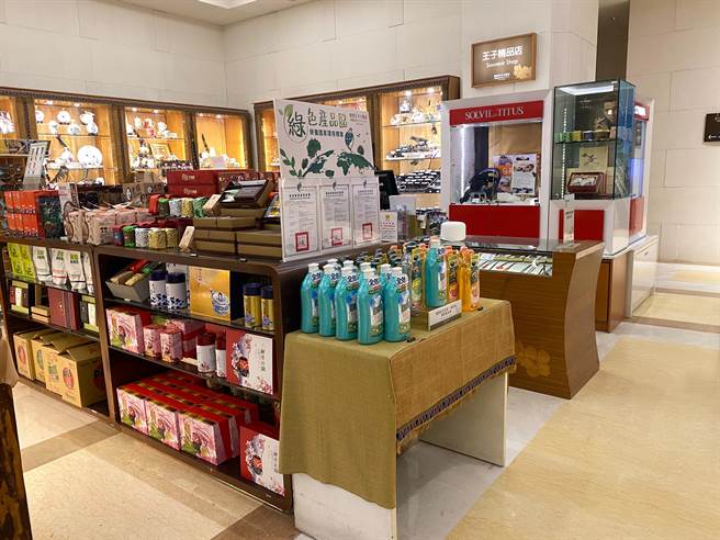 除推减碳轻旅行住宿专案、饭店相关耗材及清洁剂等均优先採购具有环保标章、节能标章绿色产品外，饭店附属商店也销售具有环保标章等绿色产品。（嘉义耐斯王子大饭店提供∕吕妍庭嘉义传真）