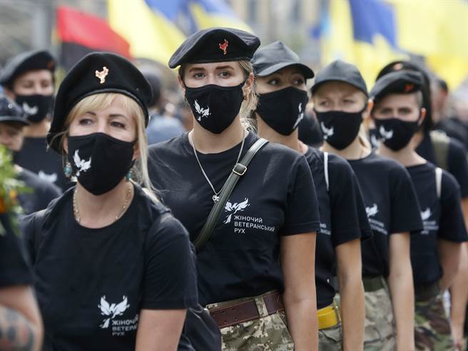 隨著俄羅斯的威脅日益加劇，烏克蘭考量國內軍備不足，因此擴大招募許多年輕女性投身軍事預備役計畫。(資料照/美聯社) 