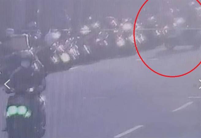 監視器拍下女大生停車（紅圈處）時，誤催油門暴衝的畫面。（翻攝照片／石秀華高雄傳真）