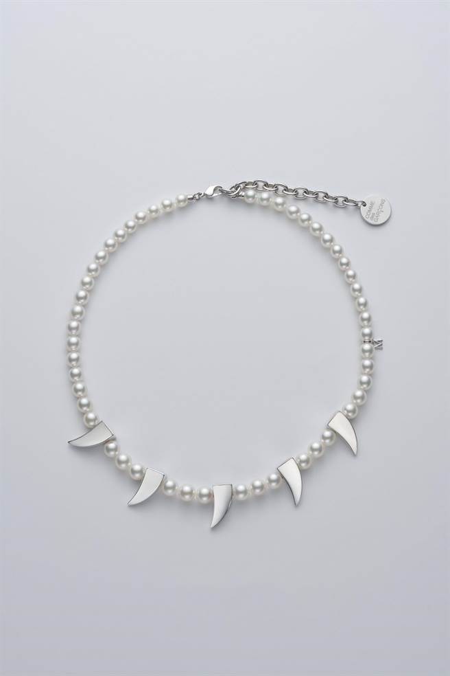 MIKIMOTO COMME des GARCONS聯名珍珠項鍊，珍珠與尖牙混搭， 19萬1000元。（MIKIMOTO提供）