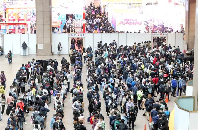 第10屆台北國際動漫節開幕，許多動漫迷擠滿會場外的等候區，守秩序的準備進場搶購商品。（鄭任南攝）