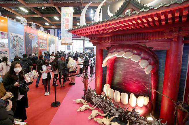 第10屆台北國際動漫節，參展廠商以巨型「咒術迴戰」角色的特色裝扮當門面，吸引民眾的目光。（鄭任南攝）