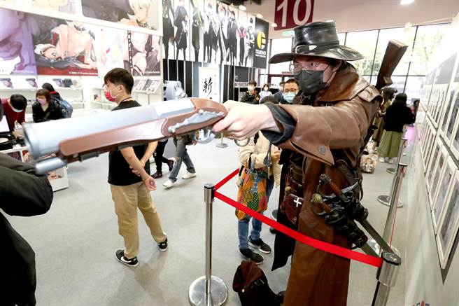 第10屆台北國際動漫節，吸引許多動漫迷進場參觀，一位民眾裝扮成動漫角色「吸血鬼獵人」，穿著皮衣皮帽，帶著多把偽造的槍枝，吸引許多民眾的目光。（鄭任南攝）