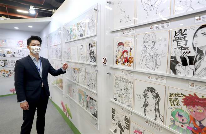 國際動漫節，為感謝日本日前捐贈台灣疫苗，特邀120名國內知名漫畫家繪製友情簽繪版，以延續台日友情。立委蔣萬安也特別前往觀賞台日雙方漫畫家的簽繪作品。（鄭任南攝）
