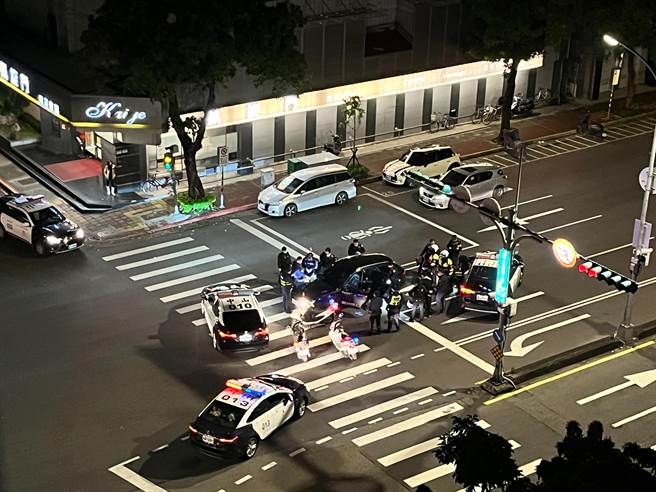 警方拦查违规车辆，并呼叫线上警力到场支援。(翻摄照片／林郁平台北传真）