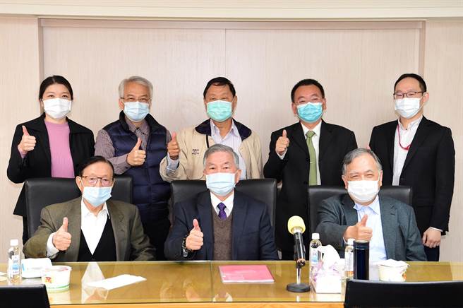 行政院副院长沈荣津今与台湾饲料工业同业公会座谈，会中与业者达成共识，业者愿意配合政府稳定物价政策，暂不调涨饲料价格。（行政院提供）