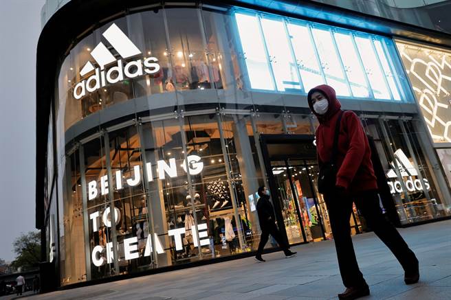 Adidas廣告在不同社群媒體平台獲得不同迴響。(圖/路透社)