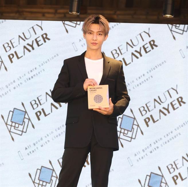 炎亚纶活动遇「蕾神之鎚」喊卡15分钟 感嘆：爱情太复杂。（许雅淳摄）