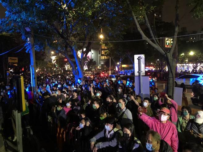 台北燈節主燈秀登場，士林湧入超過5000人。（楊亞璇攝）