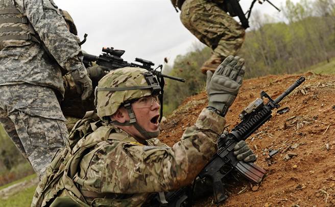 阿富汗官媒近期公布軍事訓練影片，片中武裝人員明顯採用美式裝備、武器和訓練。圖為美軍訓練。（圖／DVIDS）