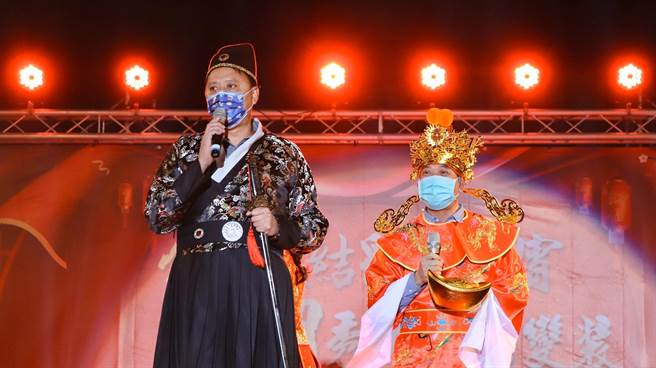 金湖鎮長陳文顧（右）和鎮代會主席蔡乃靖（左）也粉墨登場，與鄉親同樂迎元宵。（金湖鎮公所提供）