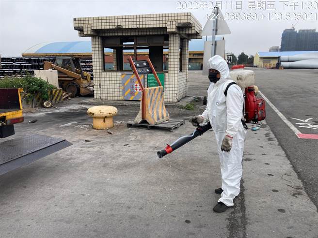 台中港務分公司今日針對17號碼頭一帶及沿線到管制站加強環境消毒。（民眾提供）