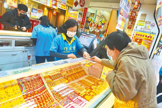 台彩透露，塞港导致「一柜难求」，衝击刮刮乐进口，新款刮刮乐恐要延至2月底上市！（杜宜谙摄）
