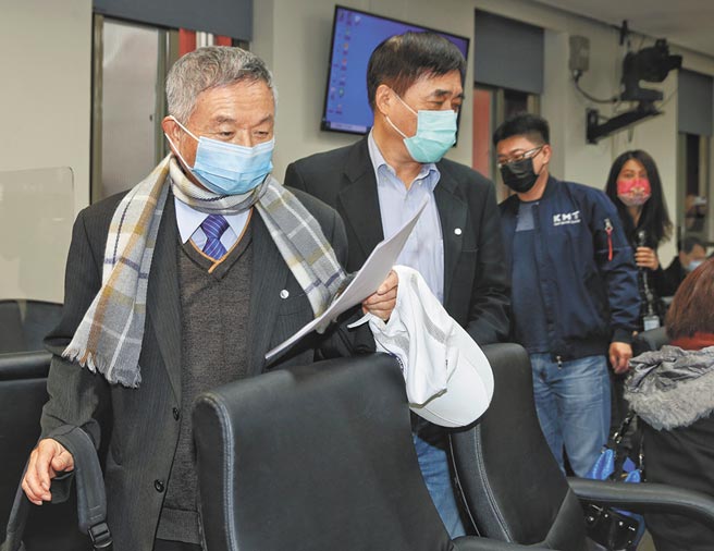 立法院国民党团10日召开「捍卫国人健康 政府宣布开放核灾食品进口 对国人健康之影响与危害」公听会，国民党前副主席郝龙斌（右）与前卫生署长杨志良（左）出席公听会。（王英豪摄）