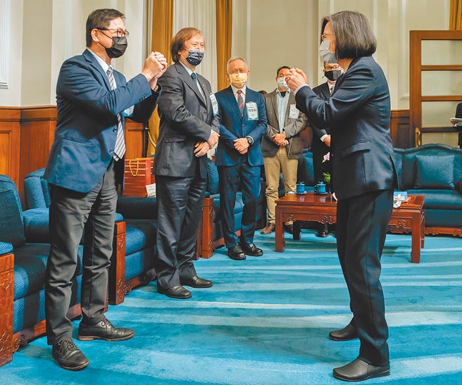 蔡英文總統昨日在總統府接見110資訊月傑出資訊人才獎得獎者暨主辦單位代表，表示數位發展部預計6月掛牌，最重要的任務就是推動數位轉型，並讓台灣在數位發展方面的優勢能夠持續領先世界。（總統府提供）