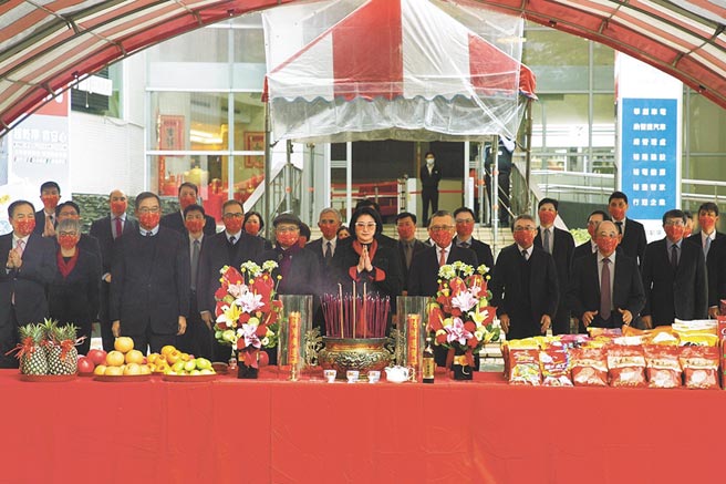 裕隆集团董事长严陈莉莲（中）昨日于新店总部举行新春开工祈福仪典。（裕隆提供）