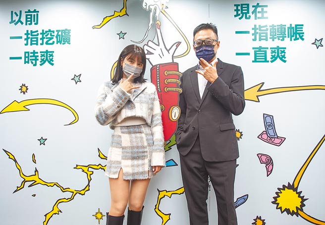 中信銀行行政長高人傑（右）與中信兄弟啦啦隊Passion Sisters人氣成員峮峮（左）一同體驗全台最大ATM闖關活動。（中信銀行提供）