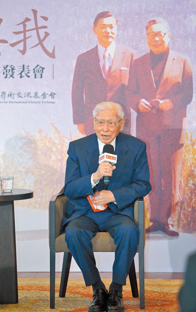 高龄104岁的故总统蒋经国文胆张祖诒10日在经国七海文化园区举办《总统与我》新书发表会，被问到蔡英文总统参加经国七海文化园区开幕典礼，张认为是一个好现象，他不批评。他希望天下太平、国泰民安，「蔡总统这个动作有助于这个方向，我们都赞成」。（张铠乙摄）