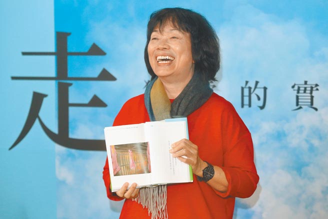 作家龙应台10日举办《走路—独处的实践》新书茶叙，龙应台自述在旷野、森林、田野中「走路」以逃离被网路绑架，写下40篇练习独处、享受独处的自然思索，并自我挑战以iPad Pro绘制新书的18幅插画。（杜宜谙摄）