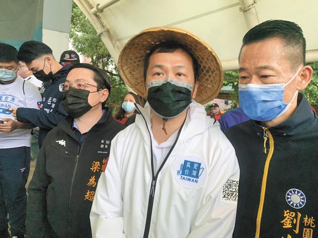 國民黨縣市長提名辦法出爐，羅智強（中）讚符合「無」的精神。（呂筱蟬攝）