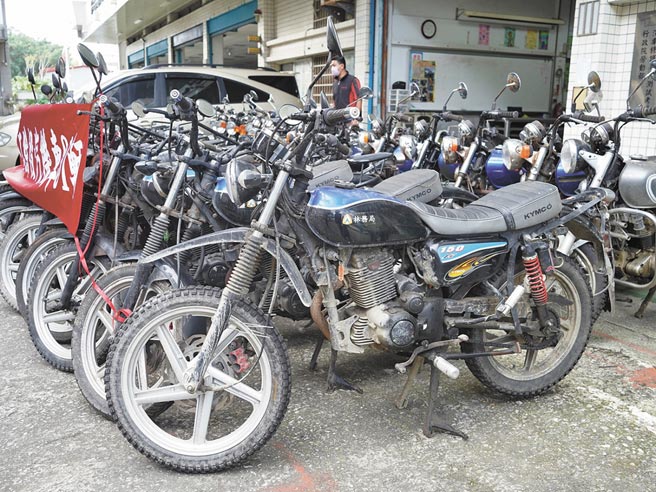 縱橫山林多年的「野狼」打檔機車，車身滿布坑坑疤疤凹痕，，被淘汰後贈送給學校成為教材。（林務局花蓮林區管理處提供／王志偉花蓮傳真）