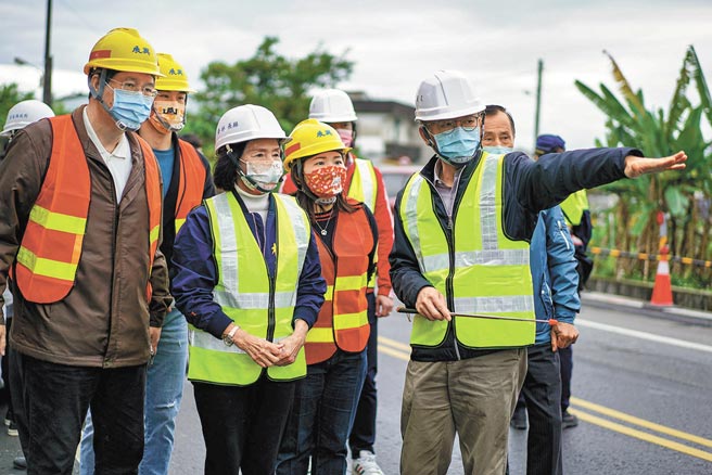 宜蘭縣長林姿妙（前左二）10日視察宜蘭市南橋路改善工程，盼工程能如期如質完工。（李忠一攝）