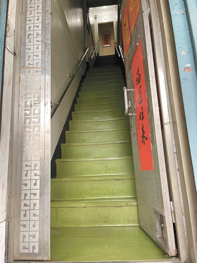 春节居家检疫方案延长至月底，台北市议员耿葳接获民眾陈情，因「1人1户」是以门牌认定，导致住在顶楼加盖或地下室的民眾，明明有独立出入口也不会与其他人接触，却只因为没有独立门牌而无法选择春节方案。（黄婉婷摄）