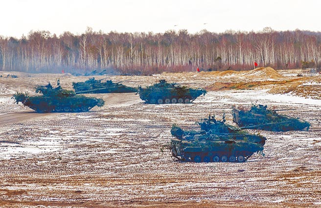 俄罗斯与白俄罗斯即日起在乌克兰边境举行10天军演；乌克兰政府不甘示弱，同日也将展开10天军演。图为今年2月4日俄罗斯与白俄罗斯共同举行「联合勇气─2022演习」。（摘自俄罗斯国防部网站）