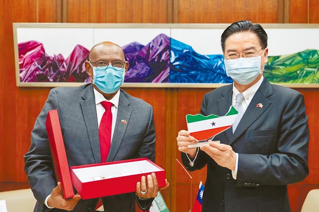 索馬利蘭外長瑞格薩9日（左）會見外交部長吳釗燮（右），致贈象徵索國國土的玻璃藝術創作。（外交部提供）