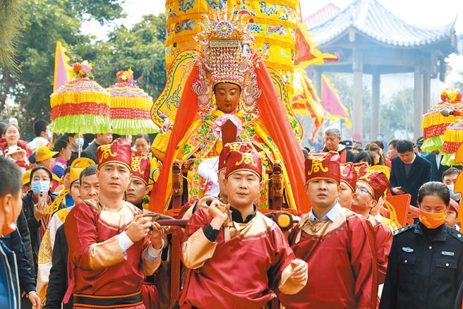 大陆着名涉台学者章念驰指出，当务之急是要好好建立一部「统一法」，涵盖怎么「和统」与怎么「武统」，要讲清楚。图为两岸信眾护驾湄洲妈祖金身。（中新社）