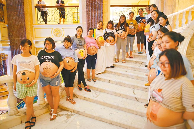 为降低未成年少女怀孕后堕胎，大陆官方宣布，将建立介入人工流产专项行动。图为先前江苏举行孕妇肚皮彩绘秀。（新华社）