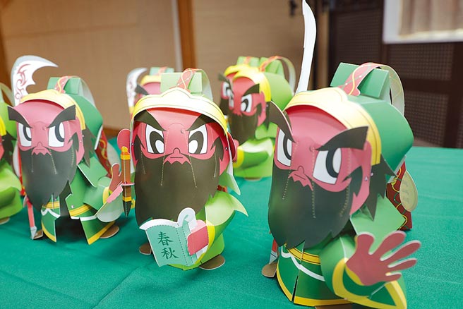 台南市政府宣布加開5場次第3劑疫苗接種站，並將贈可愛的關帝爺Ｑ版提燈。（曹婷婷攝）