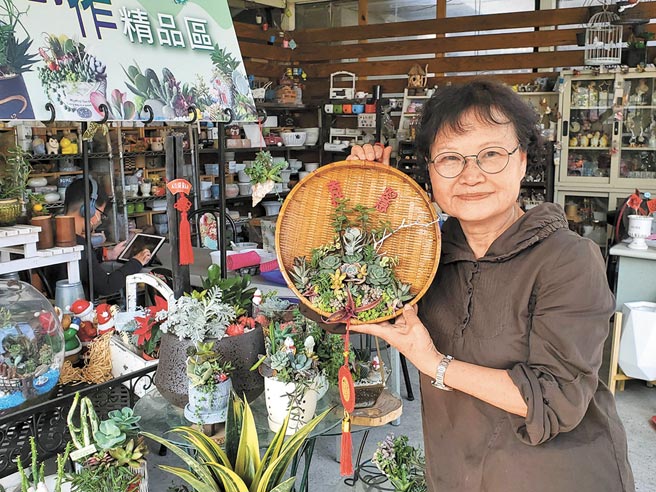 国小退休女校长张瑞娥，人生下半场斜杠多肉园丁。（周丽兰摄）