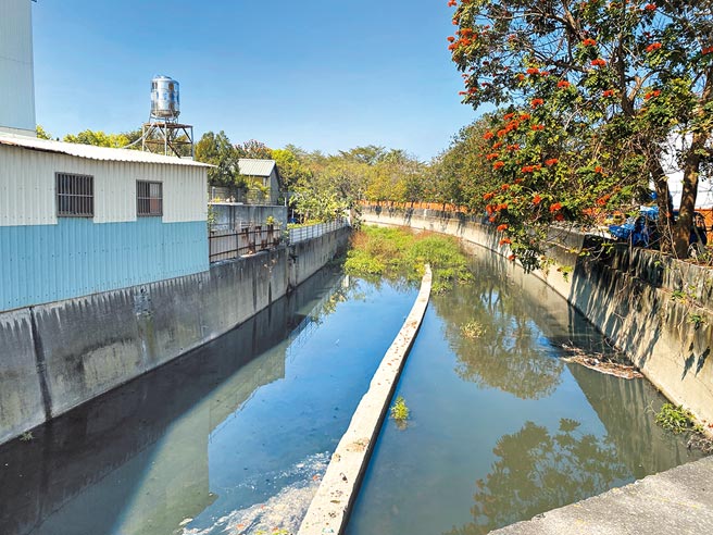 嘉义县六脚大排新港段现况水质差且飘来阵阵恶臭，嘉县府争取环保署经费进行改善。（张亦惠摄）