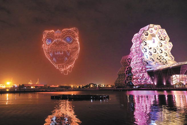 「2022台湾灯会在高雄」9日完成无人机试飞首演，虎爷威武吼啸，为台湾除疫镇煞。（高雄巿文化局提供／曹明正高雄传真）