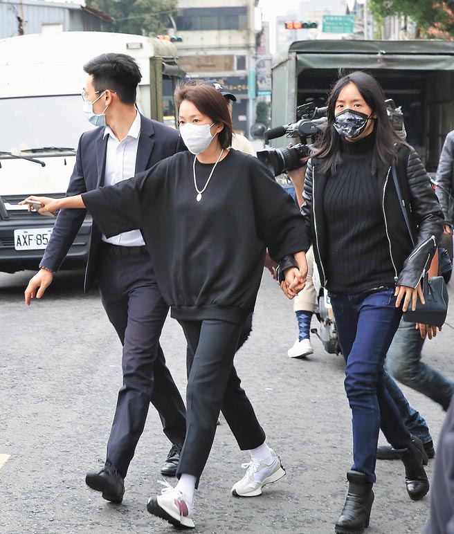 六月（左）昨在明金成灵堂协助亲友，还特别下楼接低调的林依晨。（陈俊吉摄）