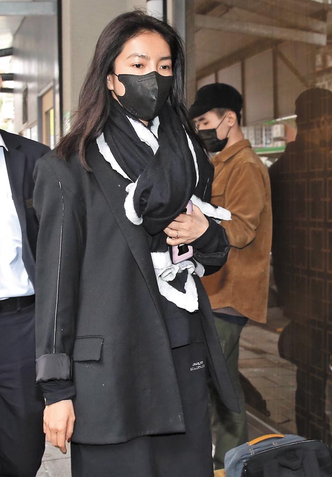 杨谨华昨日到明金成的灵堂吊唁，全程不发一语。（罗永铭摄）