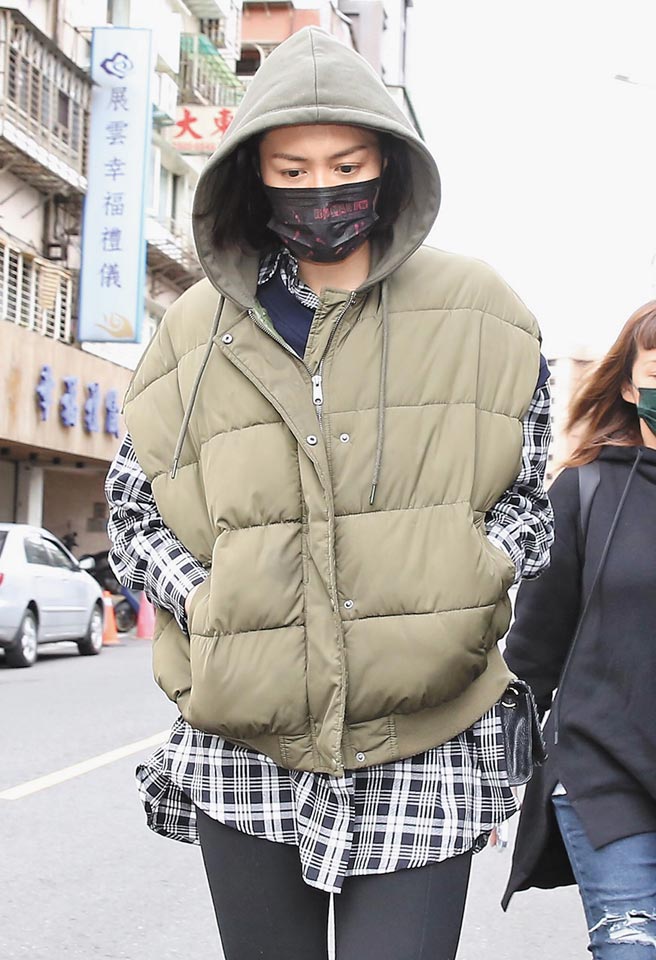 明金成前女友黄莉昨也赶赴灵堂，神情哀戚。（陈俊吉摄）